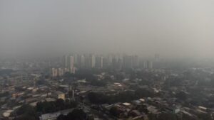 Cidade de Manaus imersa em corredor de fumaça. — Foto: Raphael Alves